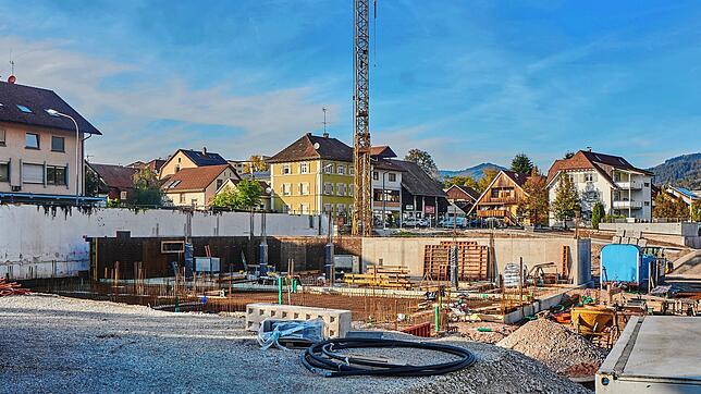 Aufgebaut: Die Bodenplatte und die Kellerwände zeigen schon die Grundfläche des neuen Ärztehauses an der Todtmooser Straße. Im ...