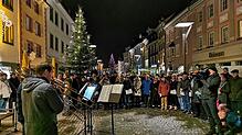 Viele Darbietungen erwarten die Besucher beim Adventsfenster. Bild: Lisa Erlenbusch