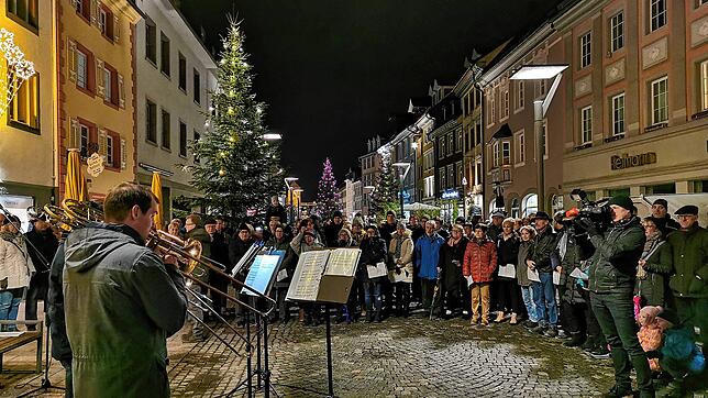 Viele Darbietungen erwarten die Besucher beim Adventsfenster. Bild: Lisa Erlenbusch