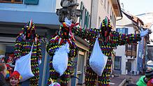 Gleich kommen die Süßigkeiten: Hansele auf dem Stadtbrunnen.