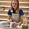 Katharina Hake an der Töpferscheibe. Die Architektin eröffnet am 5. Oktober in der Gerberstraße ihr eigenes Keramikstudio, in dem die ...