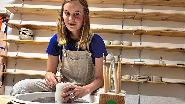 Katharina Hake an der Töpferscheibe. Die Architektin eröffnet am 5. Oktober in der Gerberstraße ihr eigenes Keramikstudio, in dem die ...