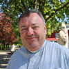 Stadtpfarrer Michael Hauser auf der Mole vor der Skulptur des Stadtgründers Bischof Radolt von Verona: An dieser Stelle empfängt der ...