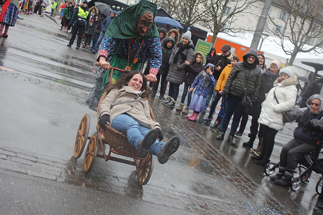 Bild 12: Hästräger und Guggenmusiker aus VS beim Narrentreffen in Fribourg am Sonntag (2)
