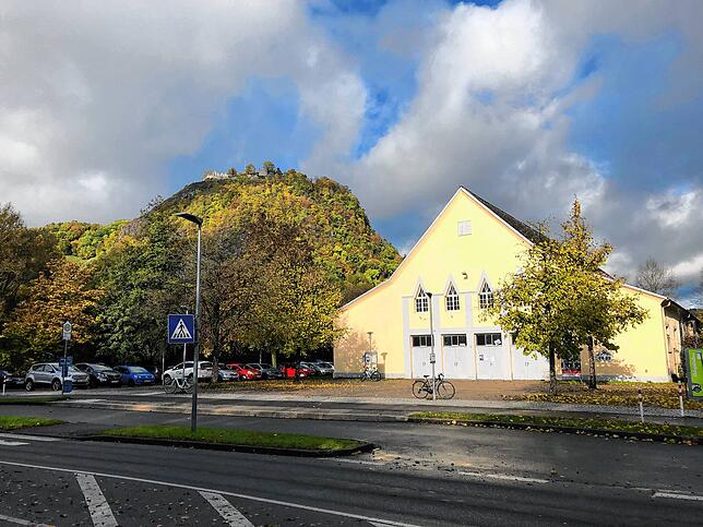 Die Scheffelhalle in strahlendem Sonnenlicht hat Alfred Auer am 24. Oktober aufgenommen und sich erinnert. Und auch seines Freund in ...