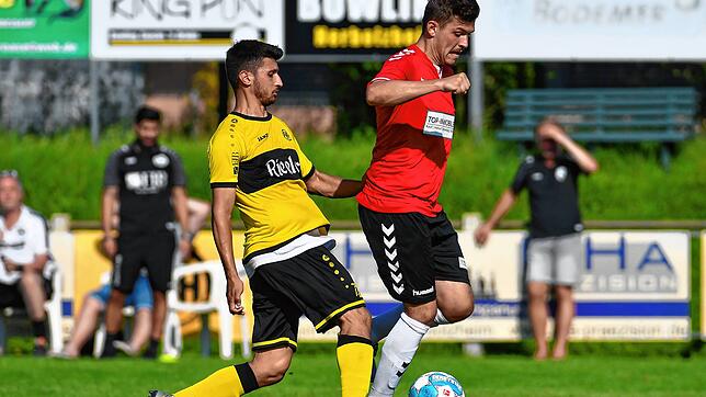 Retter: Almin Mislimovic (rechts) bewahrte den FSV Rheinfelden durch sein Tor in der Schlussminute zum 1:1 gegen den Bahlinger SC II vor ...