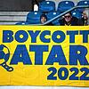Ein Transparent gegen die Fußball-WM 2022 in Katar mit der Aufschrift &bdquo;Boycott Qatar 2022&ldquo; hängt am 6. November 2022 beim ...