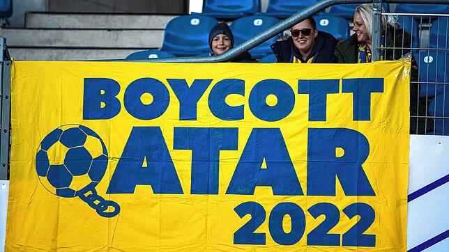 Ein Transparent gegen die Fußball-WM 2022 in Katar mit der Aufschrift &bdquo;Boycott Qatar 2022&ldquo; hängt am 6. November 2022 beim ...