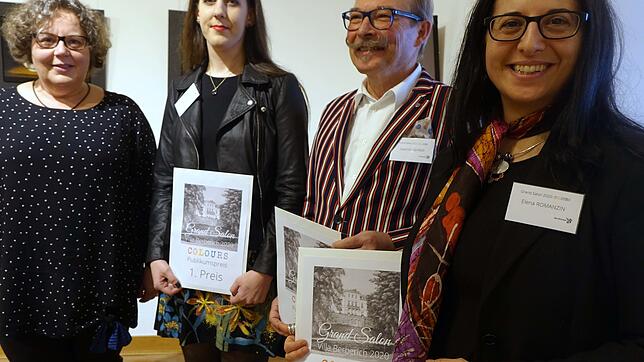 Die Publikumspreise des Grand Salons übergab Kulturreferentin Christine Stanzel (links) an Claudia Kaak und Joachim Lehrer, rechts ...