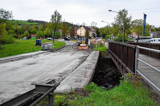 Bild 4: An der B313 schweben schon erste Brückenteile per Kran weg: Der Abriss beim Rißtorf-Kreisel kommt zügig voran