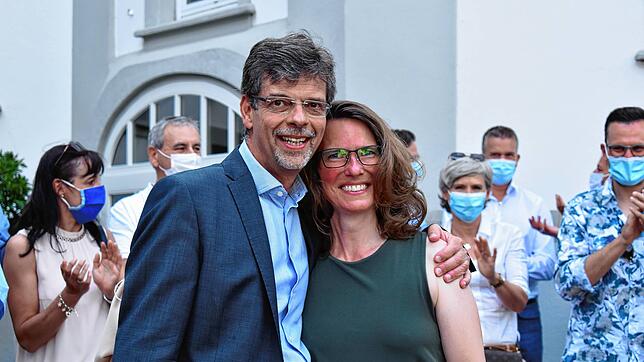 Erleichtert nach der Wahl, die ihm einen deutlichen Rückenwind gegeben hat: Georg Riedmann und seine Frau Christiane freuen sich über ...