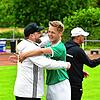 Jubel nach dem Derbysieg beim FC Tiengen 08: Co-Trainer Björn Winter von der SG Mettingen/Krenkingen herzt Felix Kohler, der den ...