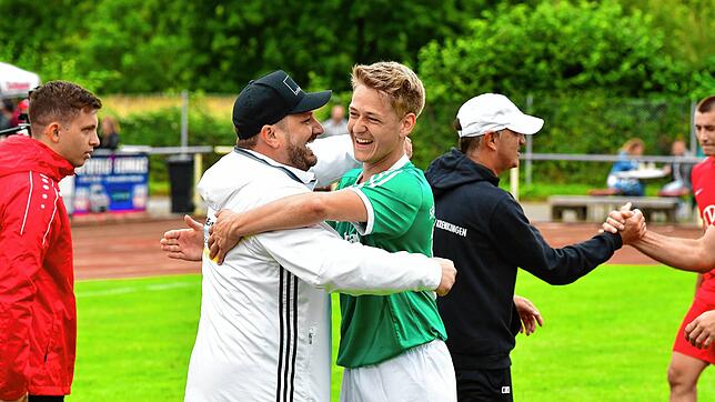 Jubel nach dem Derbysieg beim FC Tiengen 08: Co-Trainer Björn Winter von der SG Mettingen/Krenkingen herzt Felix Kohler, der den ...