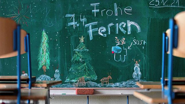 &bdquo;Frohe Ferien&ldquo; steht an der Tafel in einem Klassenzimmer in Köln. Wie geht es weiter an den Schulen nach den ...