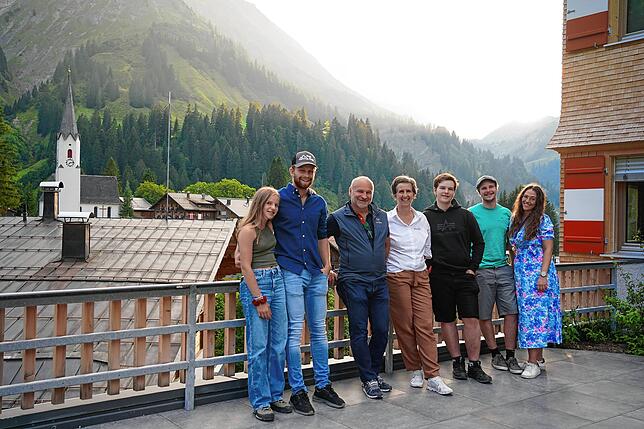 Ein Traum ist wahr geworden: Familie Schwarzmann vor ihrem Berghaus.