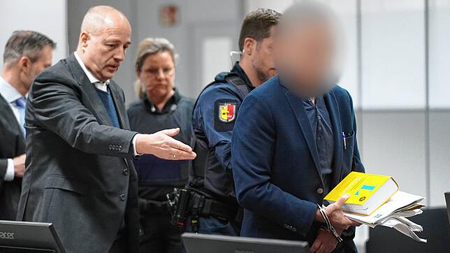 Der Angeklagte zu Beginn des Prozesses mit Wahlverteidiger Norbert Lösing.