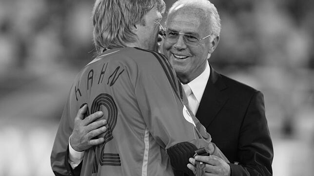 Franz Beckenbauer mit dem damaligen Torhüter Oliver Kahn nach dem Spiel um Platz drei bei der WM 2006 in Stuttgart, das Deutschland mit ...