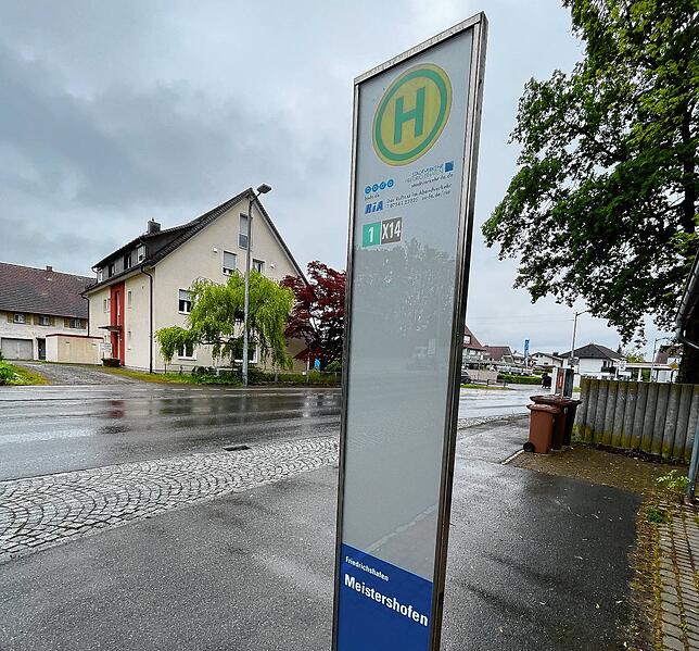 An der Haltestelle Meistershofen war noch am 7. Mai fehlerhaft die Linie X14 angeschrieben. Tatsächlich hält diese Linie hier nicht.
