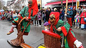 Die Hexen mit ihrem Opfer im Hexenrad. Der Umzug am Bräunlinger Hexensonntag zieht wieder zahlreiche Besucher an. Bild: Dagobert Maier