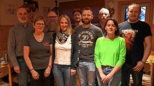 Im Bild von links Peter Moosmann und Gerlinde Seiler, beide sind für besondere Verdienste geehrt worden. Weiter zweiter Vorsitzender ...