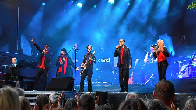 „Give Peace A Chance“ von John Lennon gehört auch ins „Love“-Repertoire der „Pop-&-Poesie“-Truppe von SWR1. Foto: Nicolai Kapitz