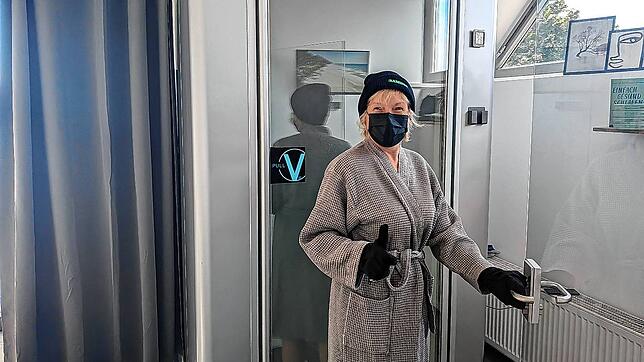 SÜDKURIER-Leserin Michaela Barthel kommt freudestrahlend aus der Kältekammer. Sie ist eine von vier Gewinnerinnen der ...