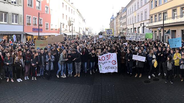 Bis zu 800 Schüler ziehen vom Herosé-Park bis an die Marktstätte, um ein Zeichen für mehr Klimaschutz zu setzen.