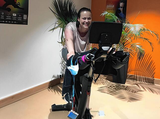 Endlich wieder Sport – SÜDKURIER-Redakteurin Nathalie Göbel dreht eine gemächliche Runde auf dem Spinningrad. Hochintensive ...