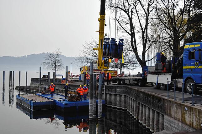 Bild 6: Bilder vom Zusammenbau einer Bohrplattform im Bodmaner Hafen