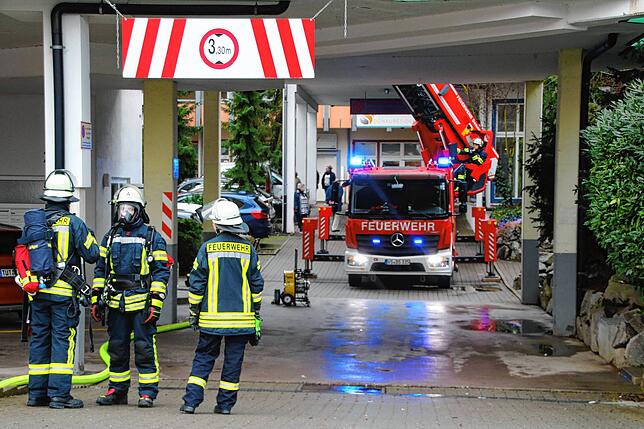 Rund 30 Einsatzkräfte der Feuerwehr Donaueschingen sind am Freitagmorgen in der Hagelrainstraße gefordert.