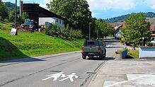 Der Durchgangsverkehr auf der Kreisstraße 6551 durch Indlekofen war erneut Thema in der jüngsten Ortschaftsratssitzung. Bild: Gregor Müller