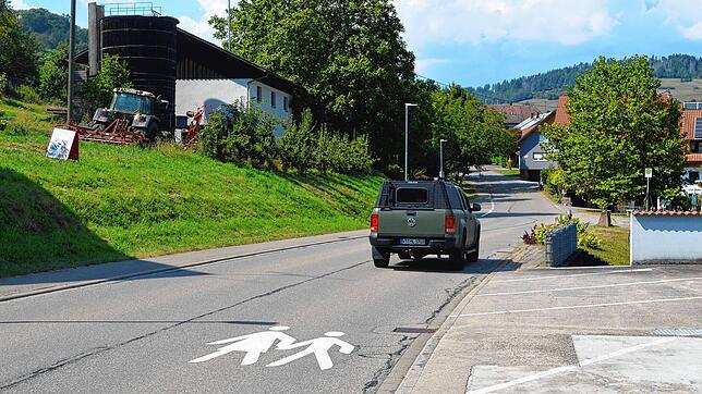 Der Durchgangsverkehr auf der Kreisstraße 6551 durch Indlekofen war erneut Thema in der jüngsten Ortschaftsratssitzung. Bild: Gregor Müller