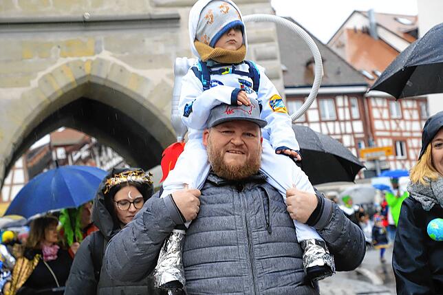 Bild 19: Überlingen am Schmotzigen Donnerstag: Bunte Bilder vom Kindergarten-Zug in der Altstadt