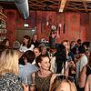 Volles Haus und lebendige Gespräche in „Hugos Weinbar“. Foto: Regina Storz-Irion