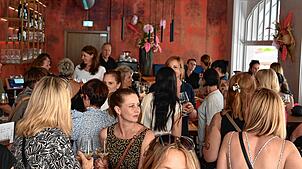 Volles Haus und lebendige Gespräche in „Hugos Weinbar“. Foto: Regina Storz-Irion