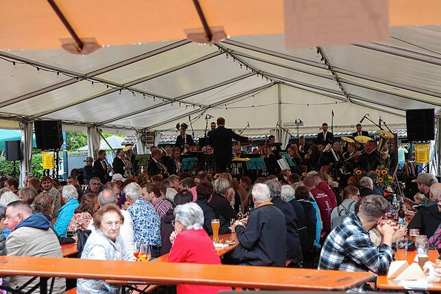 Bild 29: Reichenauer Weinfest 2025: Am Sonntag wird noch einmal miteinander angestoßen