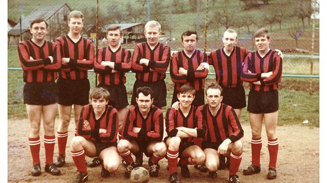 Der FC Weisweil 1968 ohne Torwart: Der FC Weisweil vor seinem ersten Punktespiel 1968 in Weizen (2:0). Stehend, von links: Heinrich ...