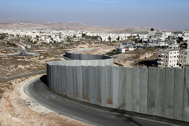Eine hohe Mauer trennt nördlich von Jerusalem jüdisches und palestinensisches Gebiet im Westjordanland.