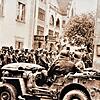 Am 25. April 1945 vor der Waldshuter Volksschule: Nach dem Einmarsch der Franzosen erwarten deutsche Uniformträger die Anordnungen des ...