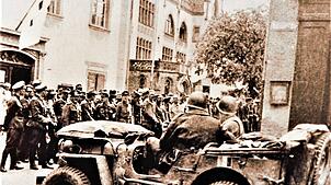 Am 25. April 1945 vor der Waldshuter Volksschule: Nach dem Einmarsch der Franzosen erwarten deutsche Uniformträger die Anordnungen des ...