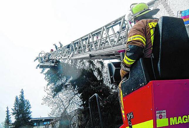 Schlimmeres verhindern kann die Feuerwehr an der Villinger Herdstraße im Februar 2016. Dieser halb entwurzelte Baum wird abgesägt, bevor ...