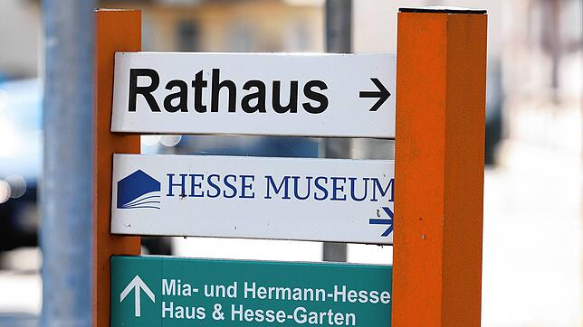 Hier geht&lsquo;s lang zum Rathaus Gaienhofen: Der Posten des Bürgermeisters ist vakant und sechs Kandidaten stehen auf dem Stimmzettel.