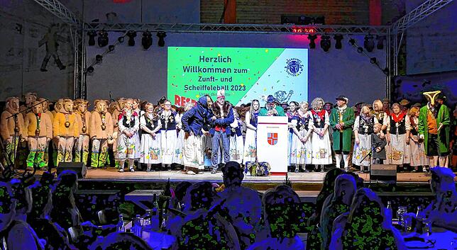 Bei ihrem traditionellen Zunft- und Scheiffeleball haben die Stettener Böcke die Alemannenhalle beben lassen.