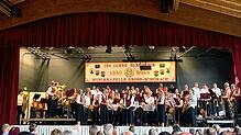 Das Finale des Doppelkonzerts in der Ramsberghalle haben die annähernd 70 Musikerinnen und Musiker der Musikkapelle Großschönach und der ...