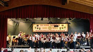 Das Finale des Doppelkonzerts in der Ramsberghalle haben die annähernd 70 Musikerinnen und Musiker der Musikkapelle Großschönach und der ...