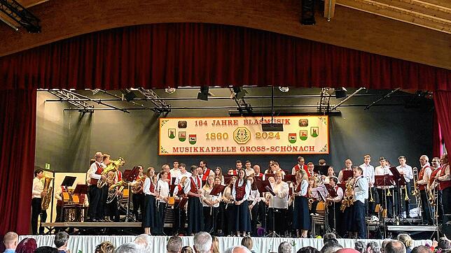 Das Finale des Doppelkonzerts in der Ramsberghalle haben die annähernd 70 Musikerinnen und Musiker der Musikkapelle Großschönach und der ...