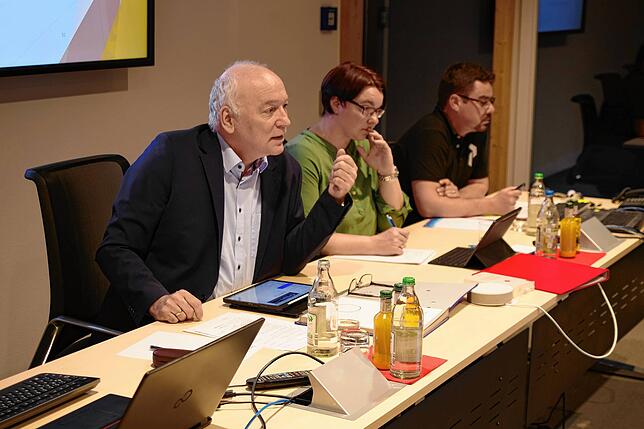 Erneut befasste sich der Gemeinderat von Gaienhofen mit der Umwandlung von Wohnräumen in Ferienwohnungen (von links): Bürgermeister ...