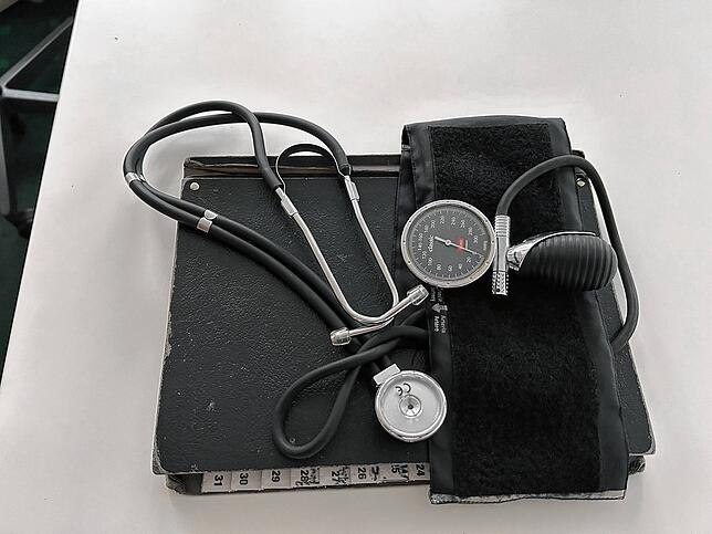 Wichtige Werkzeuge für den Hausarzt: Stethoskop und Blutdruckmessgerät für die Erstdiagnose.