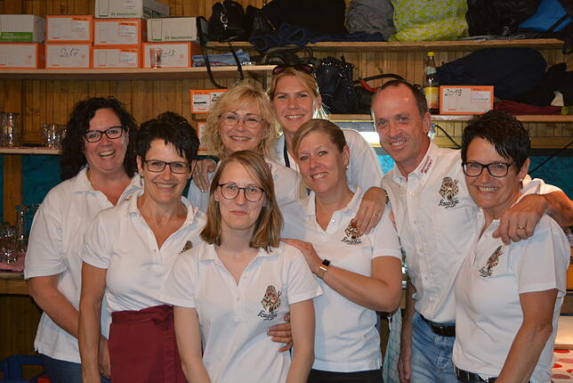 In der Kaujohle-Hütte wurden die Besucher vom Serviceteam verwöhnt: (von links) Sonja Strunk, Monika Lehmann, Andrea Hildebrand, Martina ...