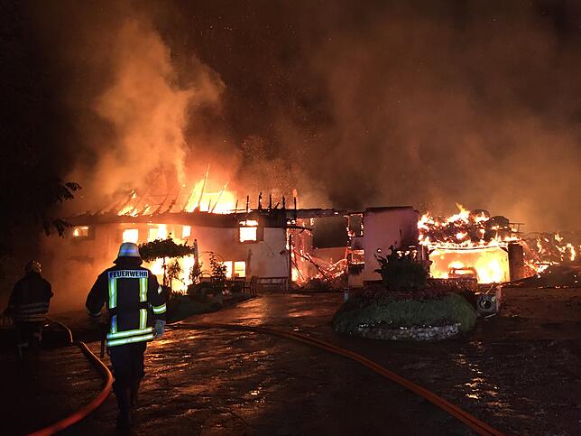 Feuer zerstört das historische Hofgut Balisheim in Gaienhofen auf der Höri. Die Polizei vermutet Brandstiftung. Noch in der Nacht ist ...